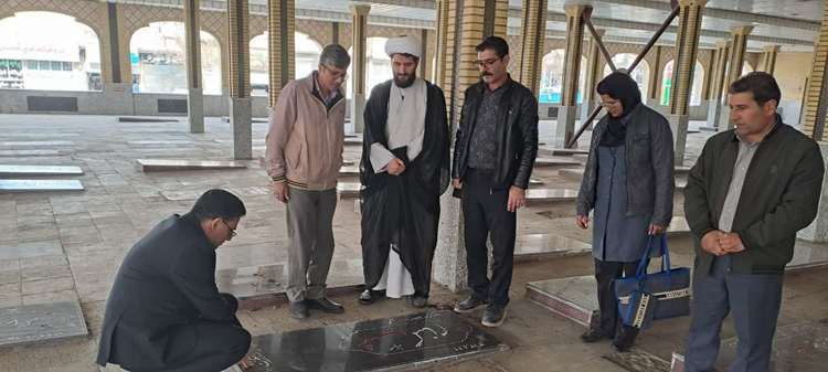 حضور مدیرکل دامپزشکی زنجان در آیین گلباران مزار شهدای استان همزمان با هفته بسیج