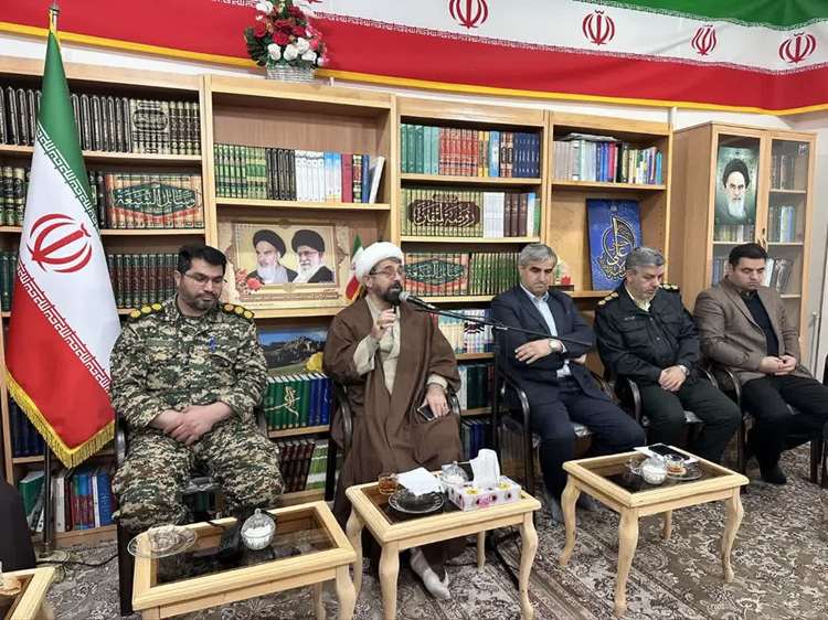 دیدار اعضای شورای اداری شهرستان خرم‌دره با امام جمعه به مناسبت دهه مبارک فجر