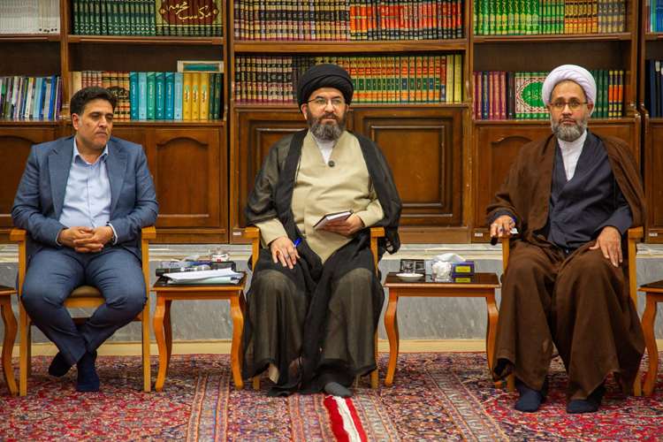 دیدار مدیرکل و کارکنان دامپزشکی استان با نماینده ولی‌فقیه در زنجان / حجت‌الاسلام والمسلمین سید مصطفی حسینی: نظارت بر غذای سالم و حلال، جهاد در مسیر صیانت از سلامت و سرمایه‌های کشور است