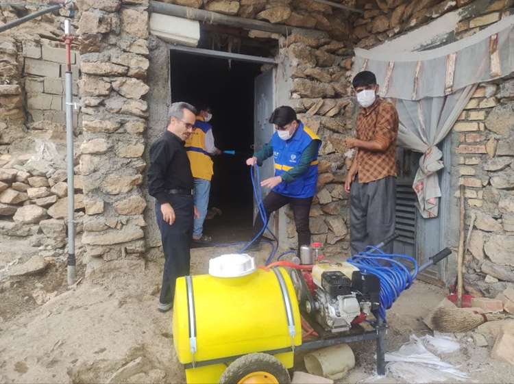  عملیات سم‌پاشی و آموزش در روستاهای تخته‌یورد و علم‌کندی شهرستان ماهنشان