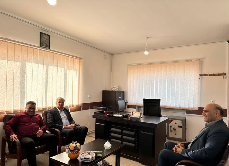 بازدید فرماندار خرم‌دره از مرغداری «سیمین تخم» و تأکید بر رفع مشکل پسماند شهری