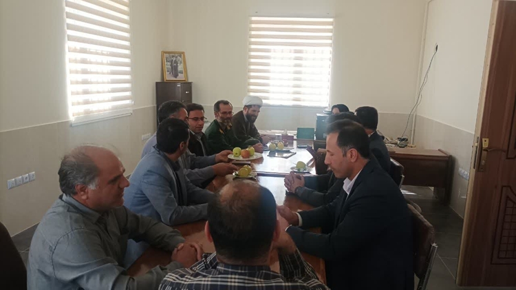 حضور اعضای شورای اداری شهرستان سلطانیه در اداره دامپزشکی به مناسبت روز ملی دامپزشکی