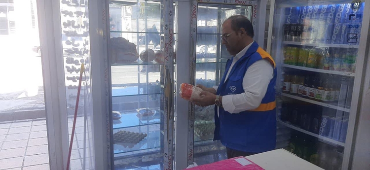 بازرسی از مراکز عرضه فرآورده‌های خام دامی در شهرستان سلطانیه