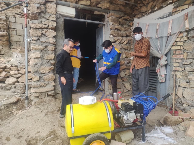  عملیات سم‌پاشی و آموزش در روستاهای تخته‌یورد و علم‌کندی شهرستان ماهنشان